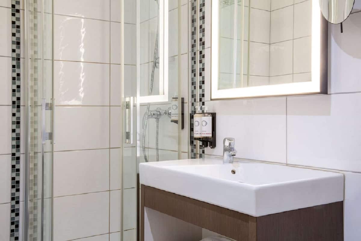 Kostenlose Toilettenartikel, Haartrockner, Handtücher