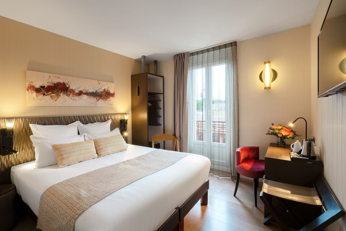 Betten mit Memory-Foam-Matratzen, Zimmersafe, individuell dekoriert