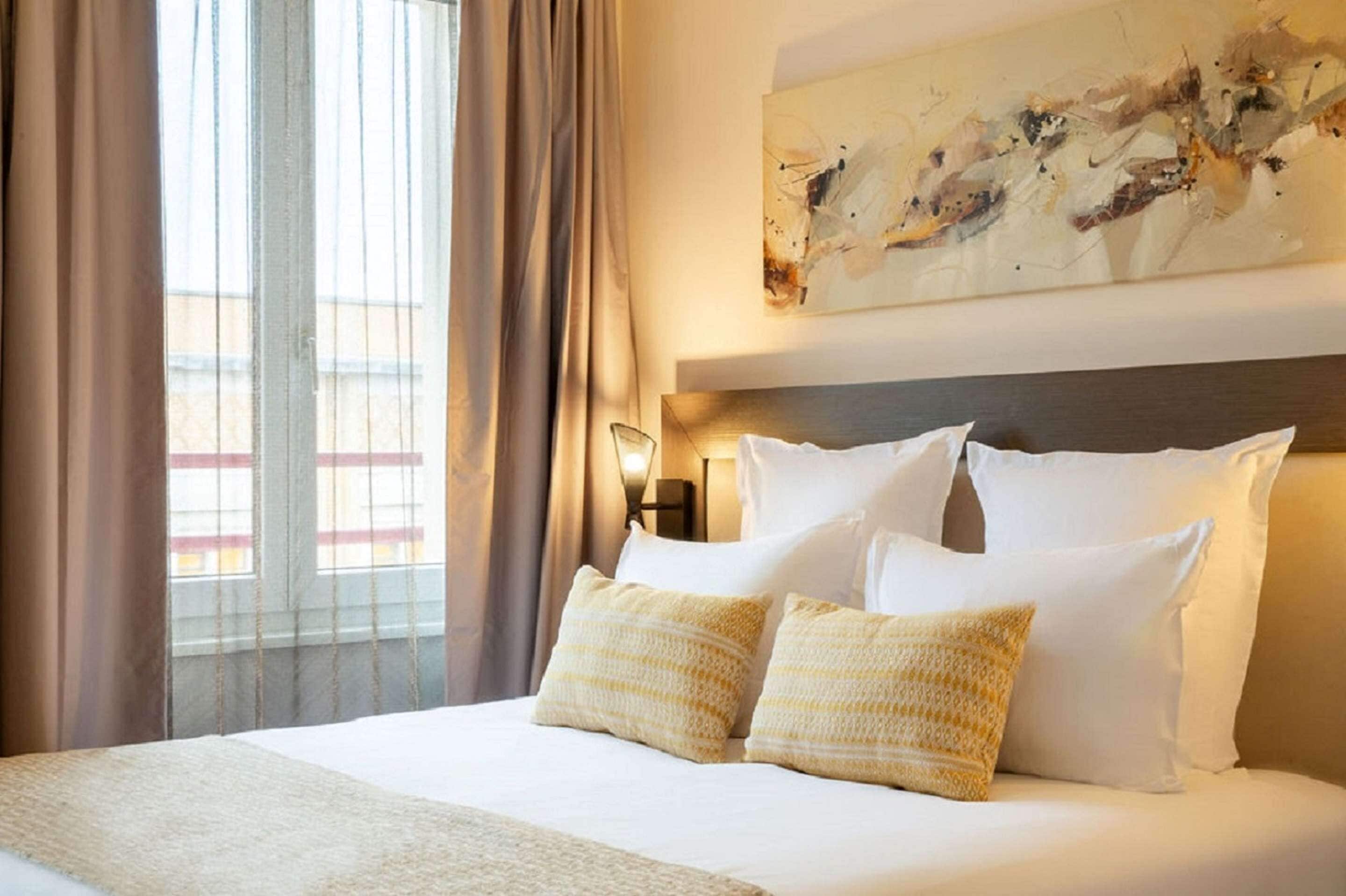 低反発ベッ ド、セーフティボックス (室内)、客室ごとに異なる装飾、客室ごとに異なるインテリア