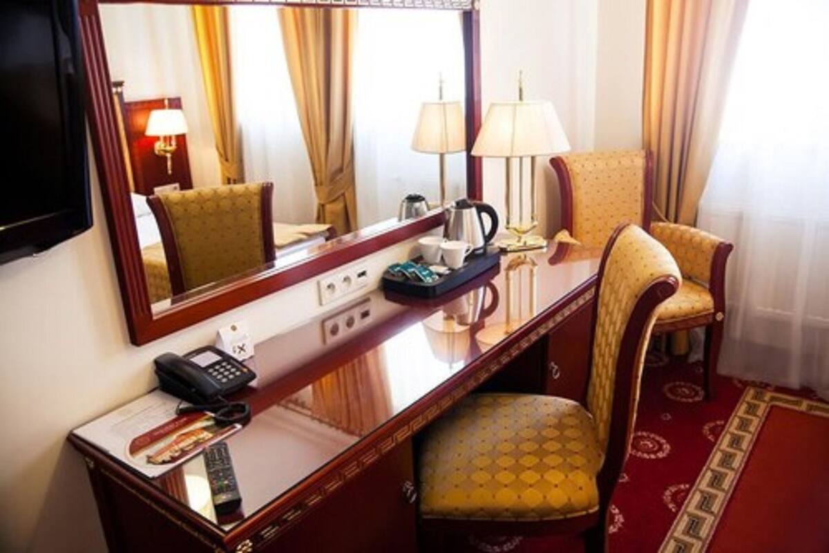 Een kluis op de kamer, een bureau, extra bedden (toeslag), gratis wifi