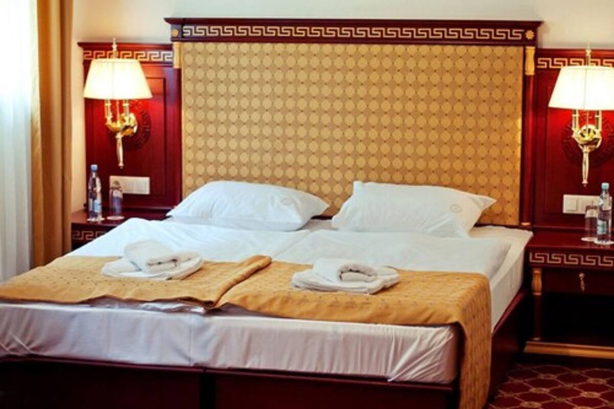 Een kluis op de kamer, een bureau, extra bedden (toeslag), gratis wifi
