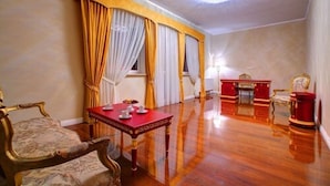 Caixa forta a l'habitació, escriptori i llits addicionals 