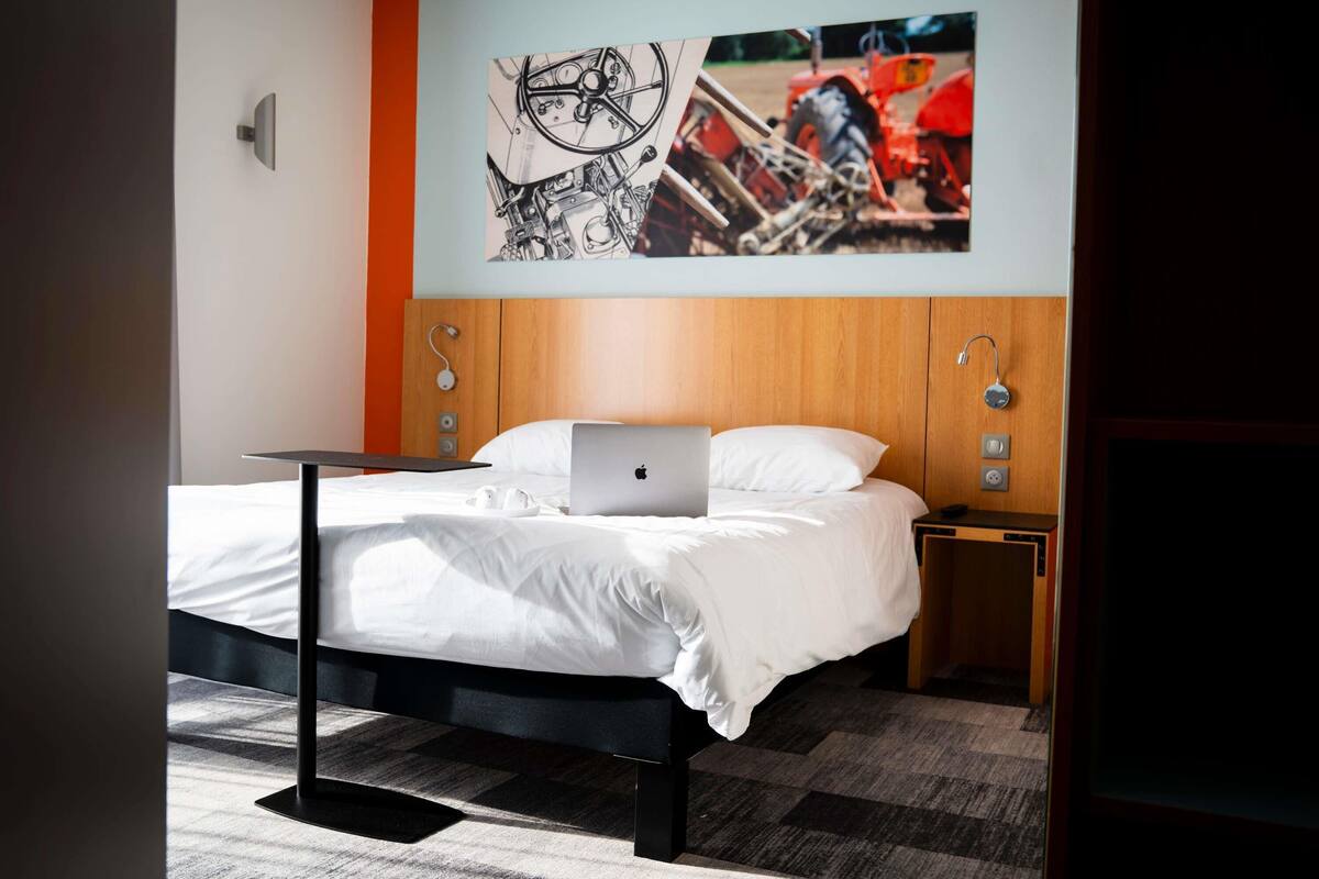 standard double room, 1 double bed, lake view | in-room safe, desk, soundproofing, free wifi