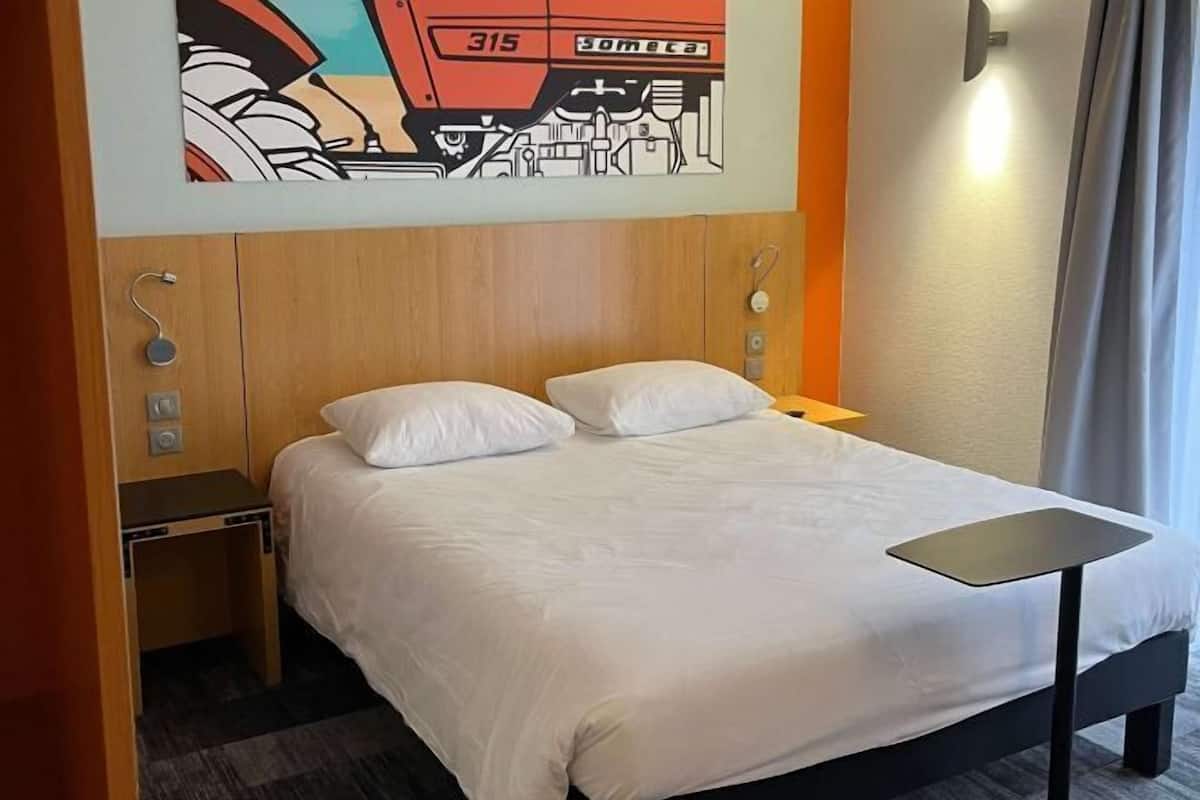 In-room safe, desk, soundproofing, free WiFi