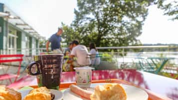 Se sirve desayuno por un coste adicional