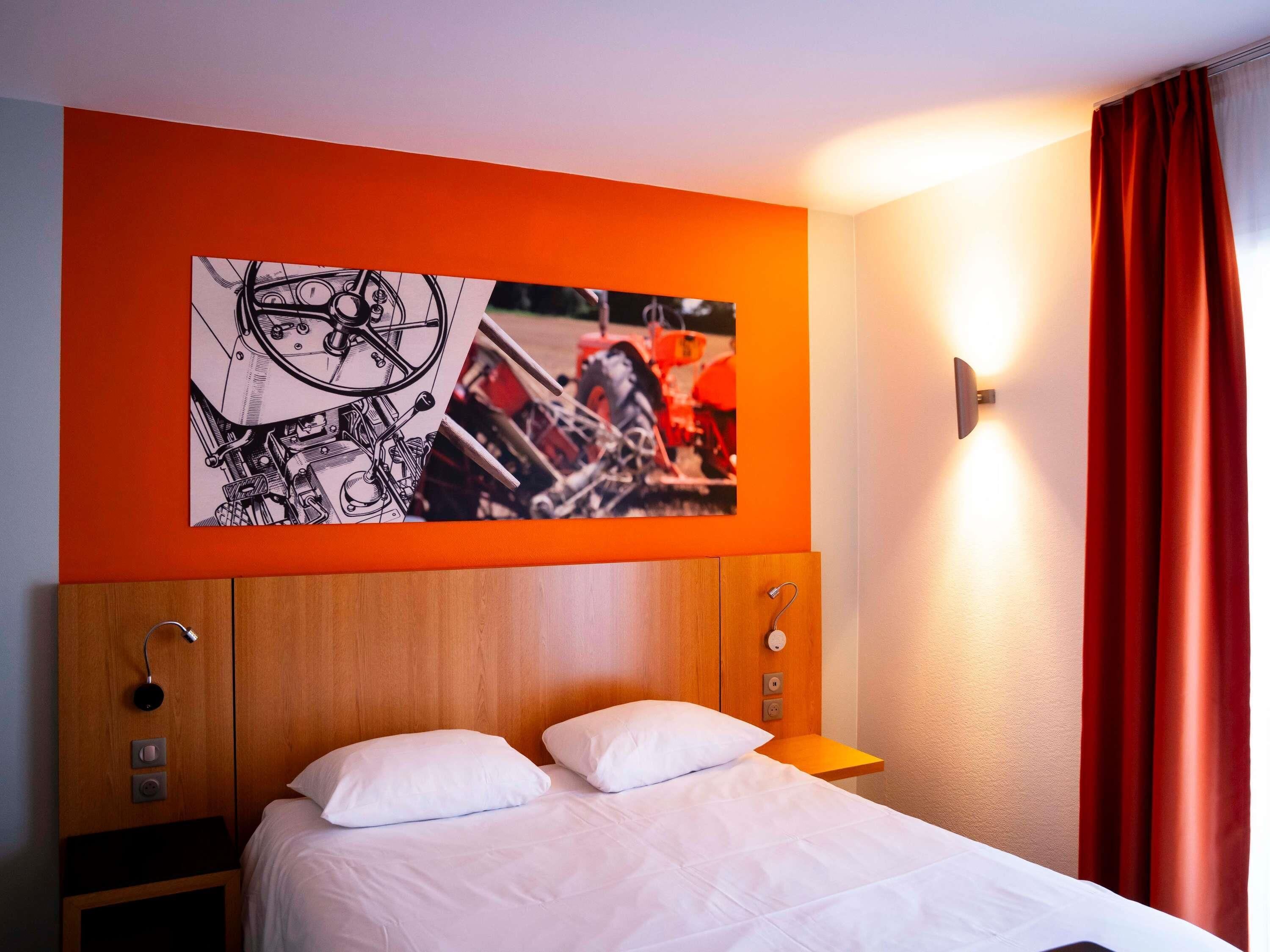 Habitación doble estándar, 1 cama matrimonial | Caja de seguridad en la habitación, escritorio y insonorización 