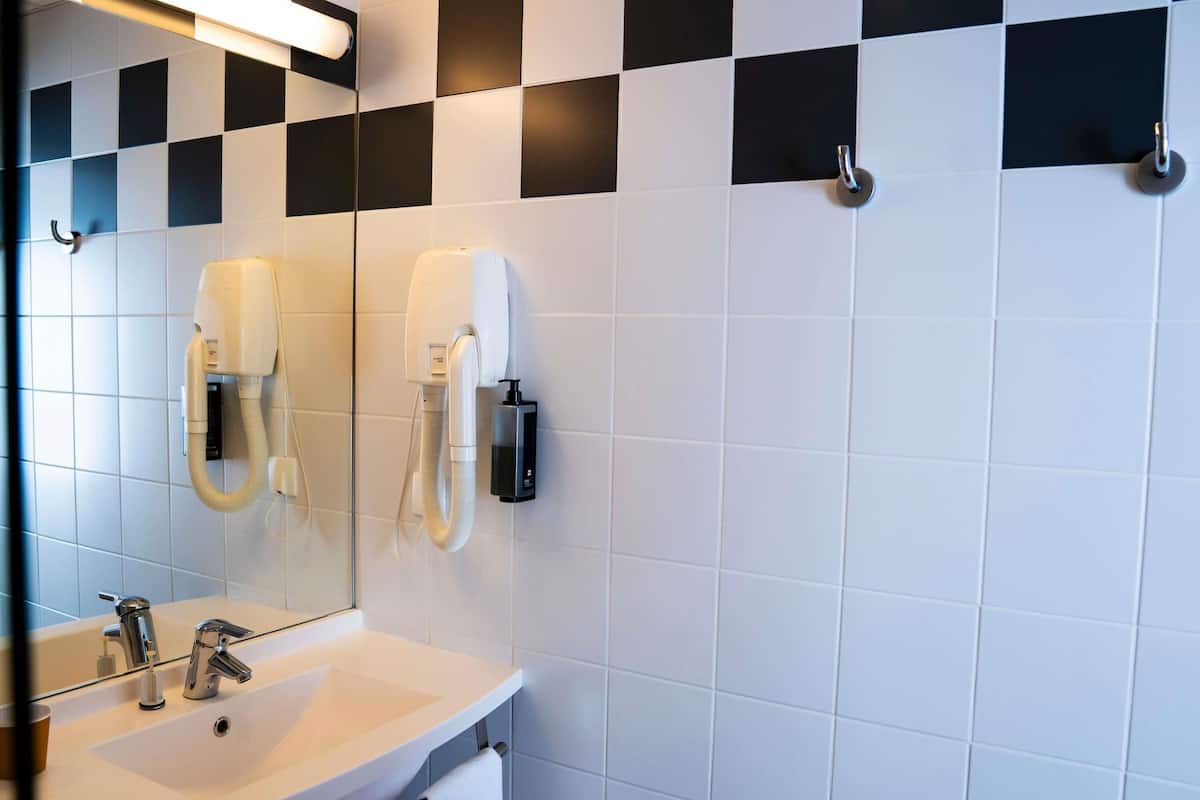 standard double room, 1 double bed, lake view | in-room safe, desk, soundproofing, free wifi