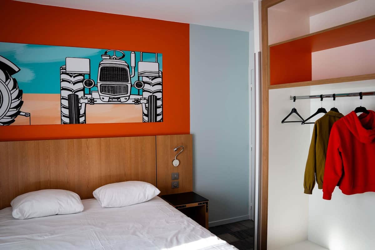 standard double room, 1 double bed | in-room safe, desk, soundproofing, free wifi