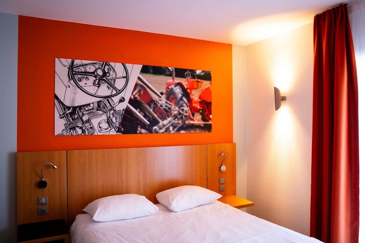 Habitación doble estándar, 1 cama matrimonial | Caja de seguridad en la habitación, escritorio y insonorización