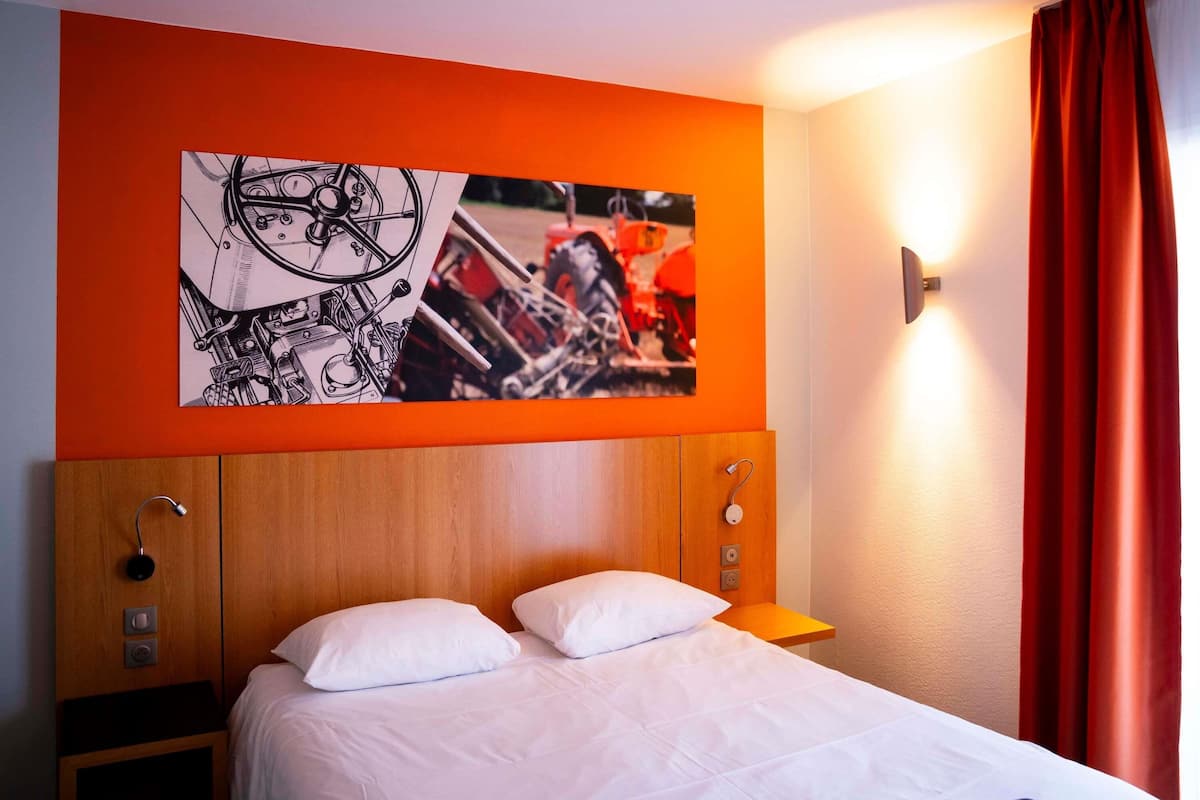 Standard dubbelrum - 1 dubbelsäng | Värdeförvaringsskåp på rummet, skrivbord, ljudisolering och gratis wi-fi