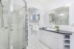 Departamento estándar | Baño | Amenidades de baño gratuitas y toallas 