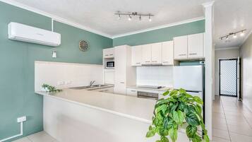 Standard Apartment, Non Smoking, Kitchen | Private kitchen | Full-sized fridge, microwave, coffee/tea maker, electric kettle