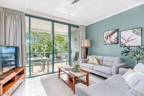 Standard Apartment, 1 Bedroom, Non Smoking, Kitchen | Living area