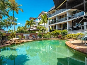 Kolam renang outdoor, dengan payung kolam renang dan kursi berjemur