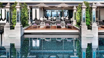 Piscine extérieure, parasols de plage, chaises longues