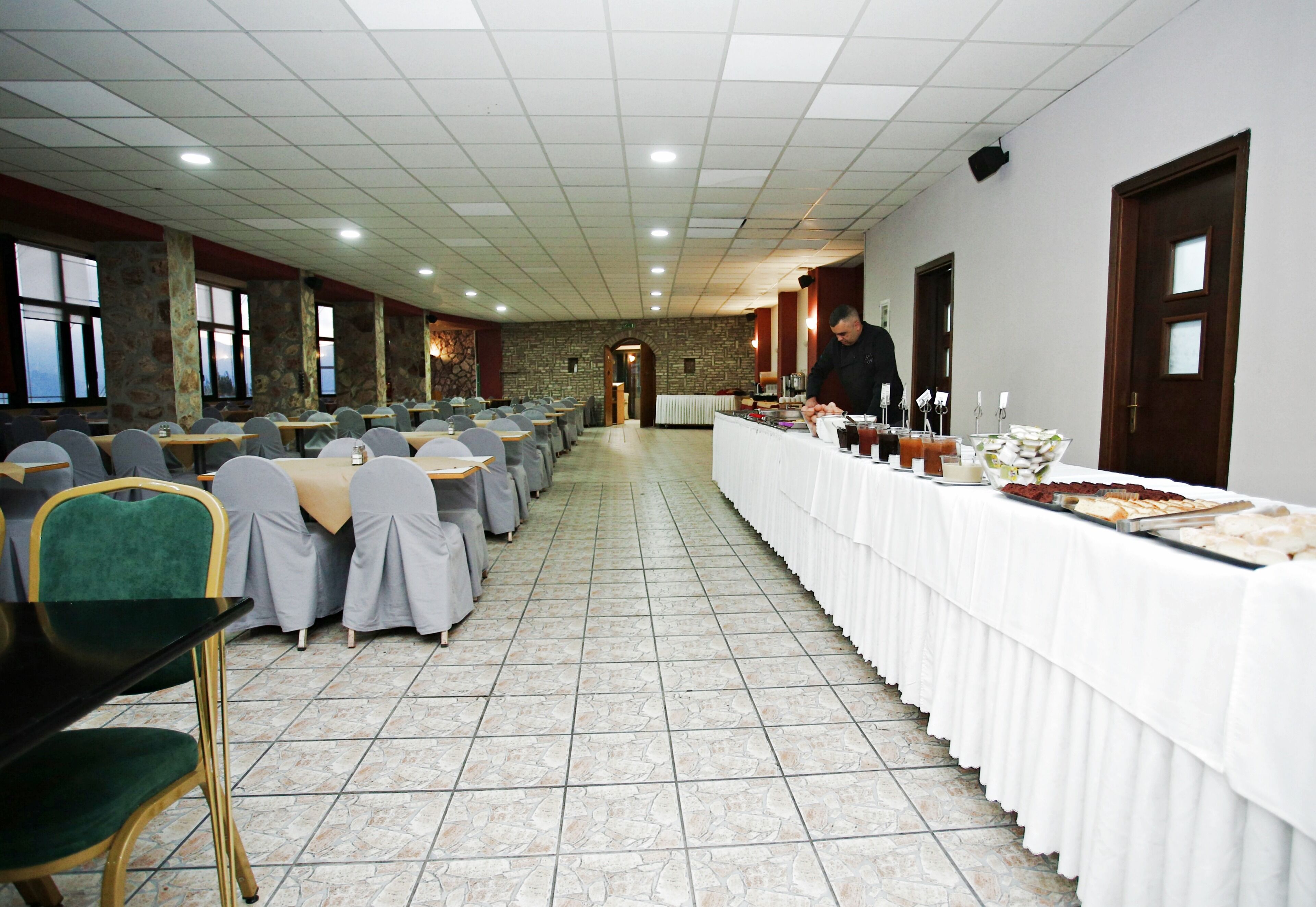 Se ofrece un desayuno bufé (10 EUR por persona)