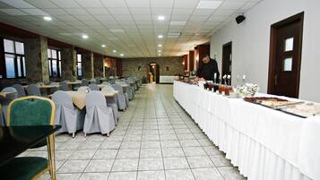 Dagelijks ontbijtbuffet (EUR 10 per persoon)