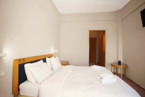 Premium bedding, down comforters, desk, blackout drapes - Lecadin Hotel (Karpenisi)