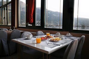 Tägliches Frühstücksbuffet gegen Gebühr