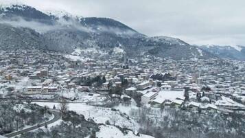 Un pueblo cubierto de nieve, con edificios y una carretera sinuosa.