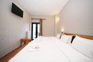 Superior driepersoonskamer | Luxe beddengoed, donsdekens, een bureau, verduisterende gordijnen