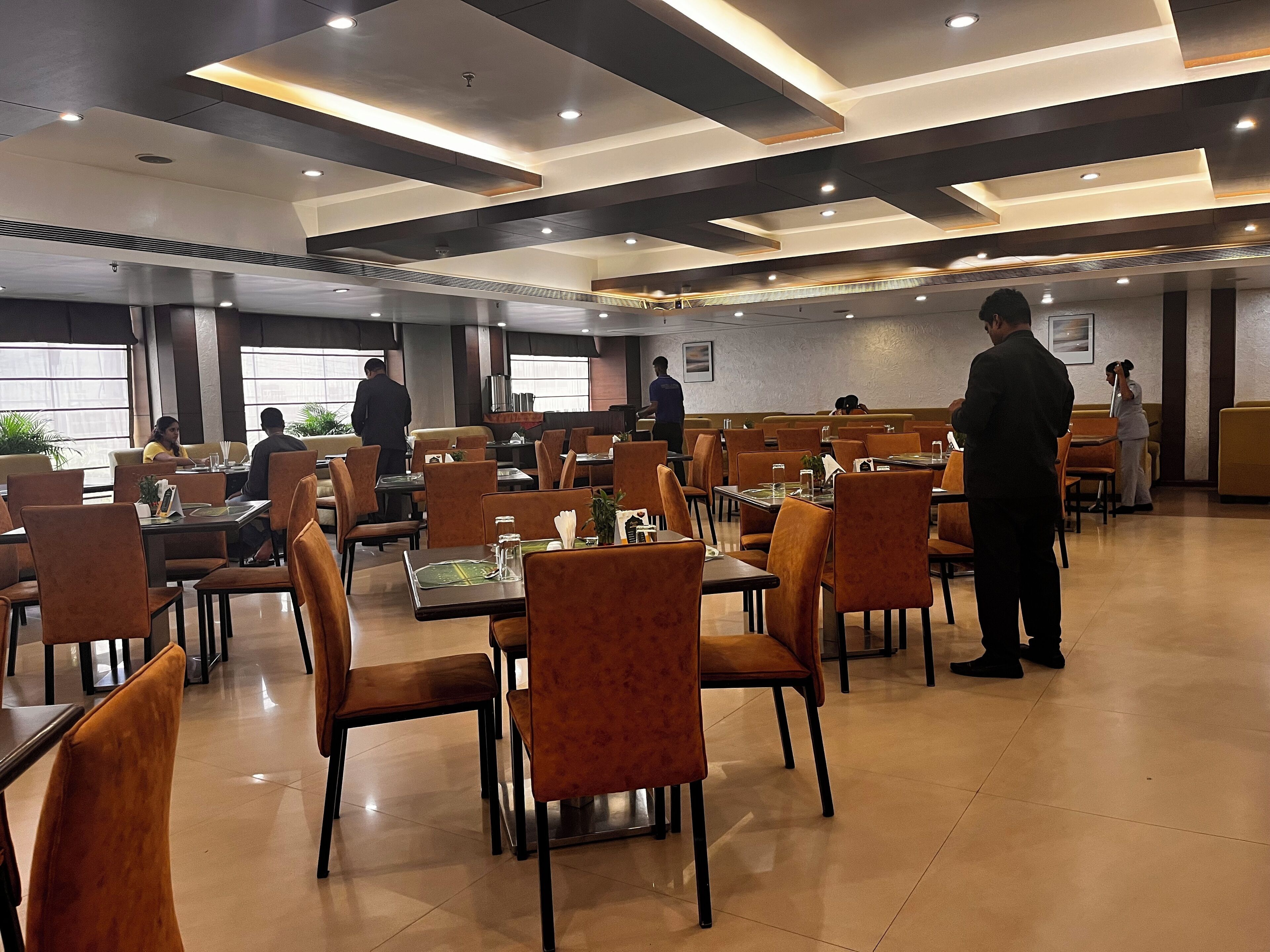 2 restaurants, breakfast, lunch, dinner served; vegetarian cuisine