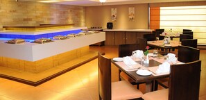 朝食 (ビュッフェ)、毎日提供 (無料)