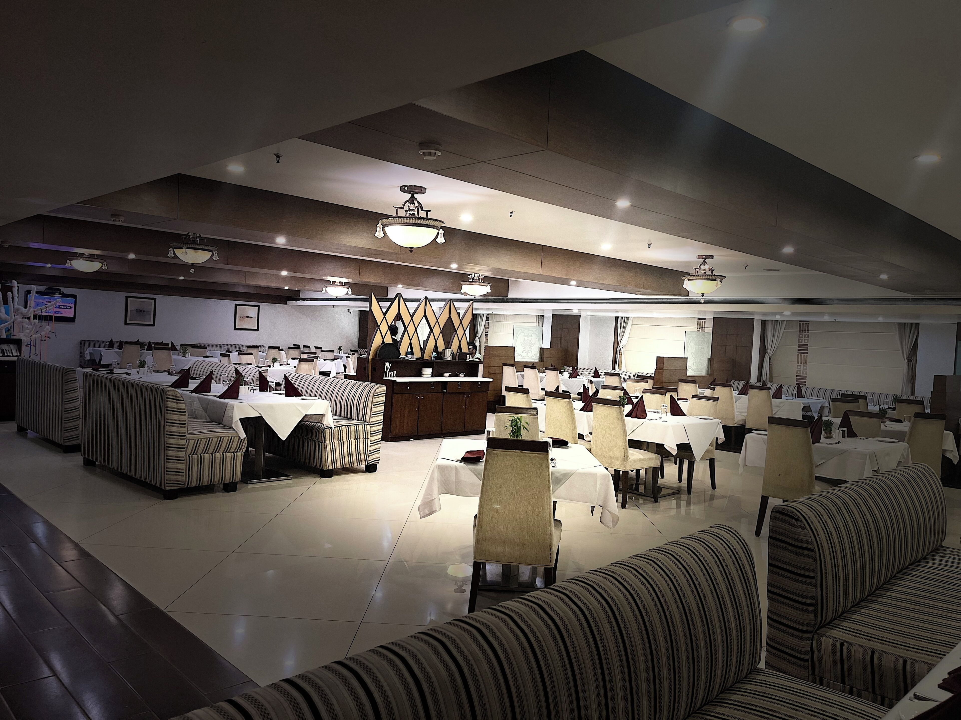 2 restaurants, breakfast, lunch, dinner served; vegetarian cuisine