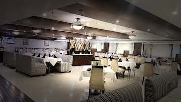 2 restaurants; breakfast, lunch and dinner served