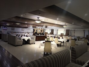 2 restaurants; breakfast, lunch and dinner served 