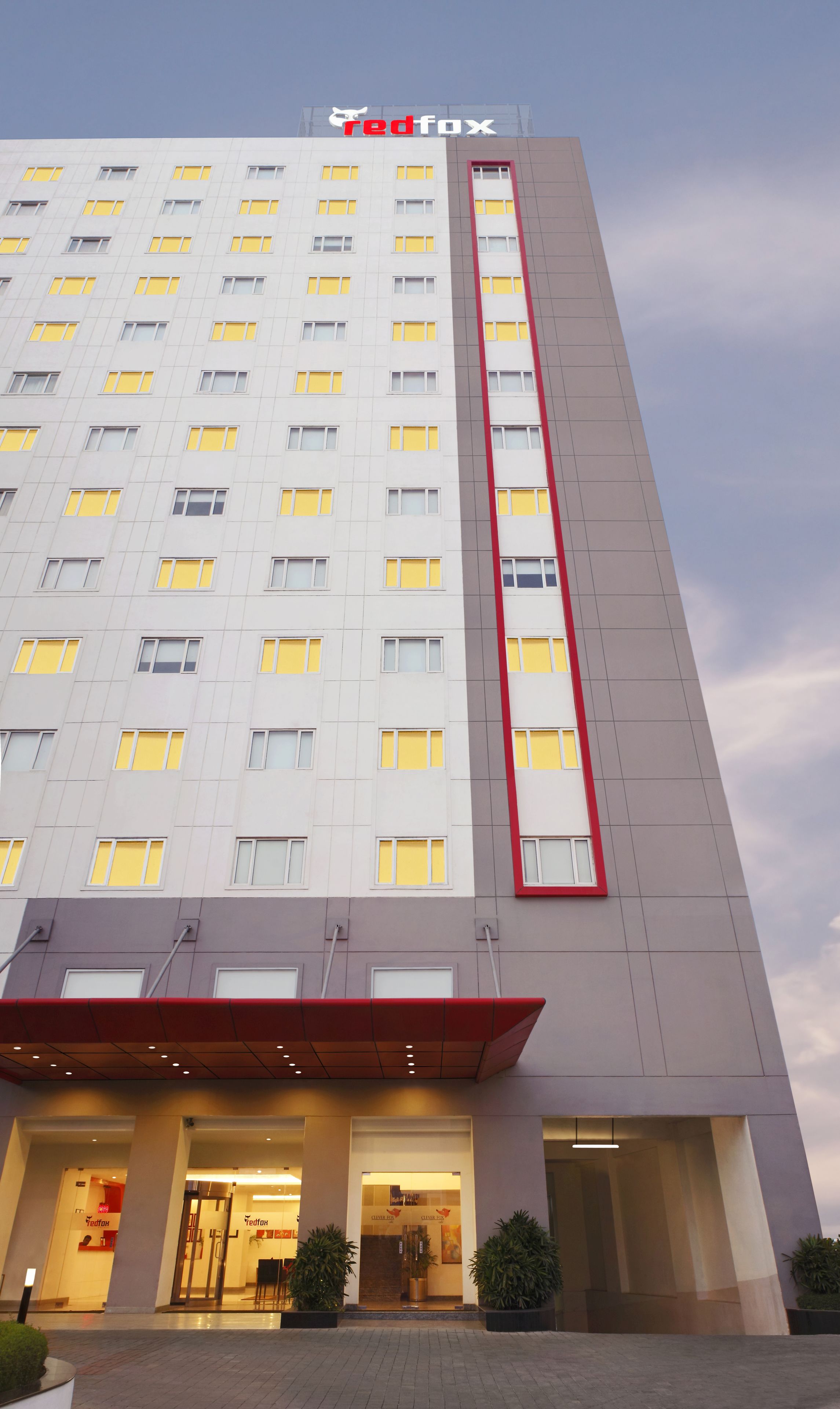 숙박 시설 정면 - 저녁/밤