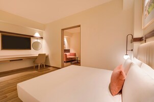 Shower, hydromassage showerhead, free toiletries, hair dryer