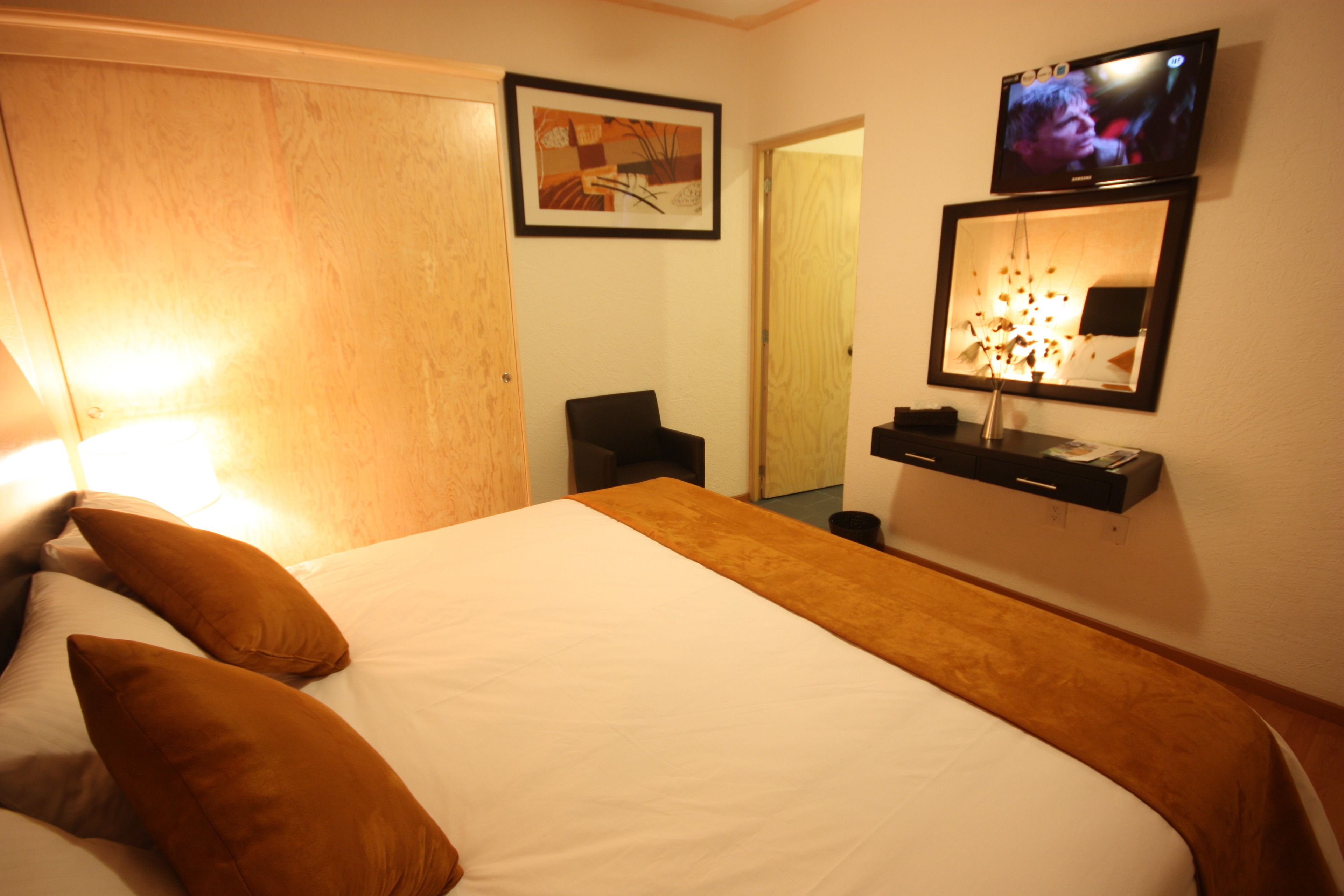 Standard Suite, 1 King Bed | Premium bedding, down comforters, Select Comfort beds