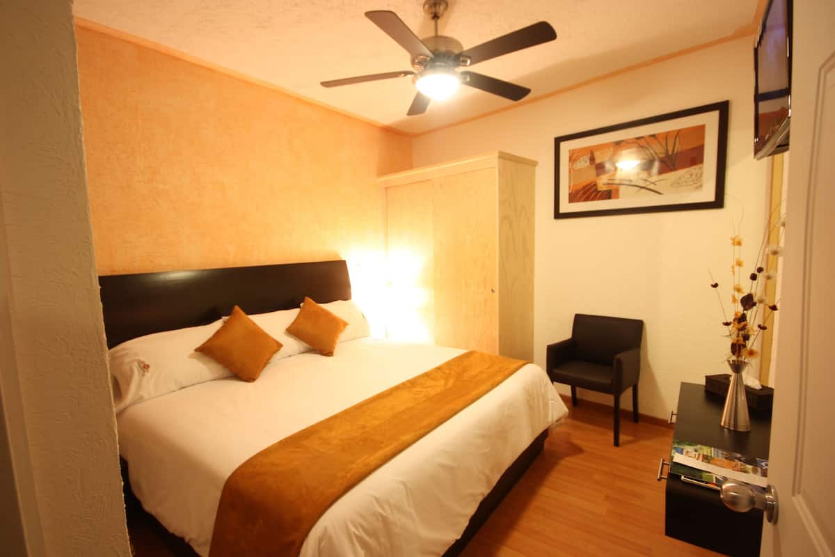 Standard Suite, 1 King Bed | Premium bedding, down comforters, Select Comfort beds, desk