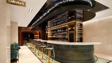 2 restaurants, breakfast served