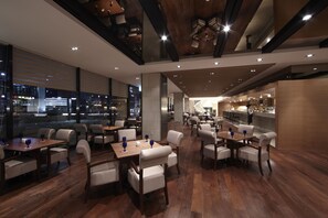 2 restaurants; breakfast, lunch, dinner, and brunch served - Four Points by Sheraton Seoul, Guro (Seoul)