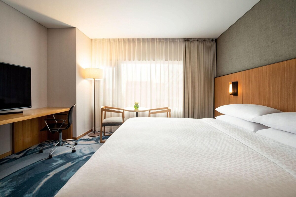 Minibar, in-room safe, desk, blackout drapes