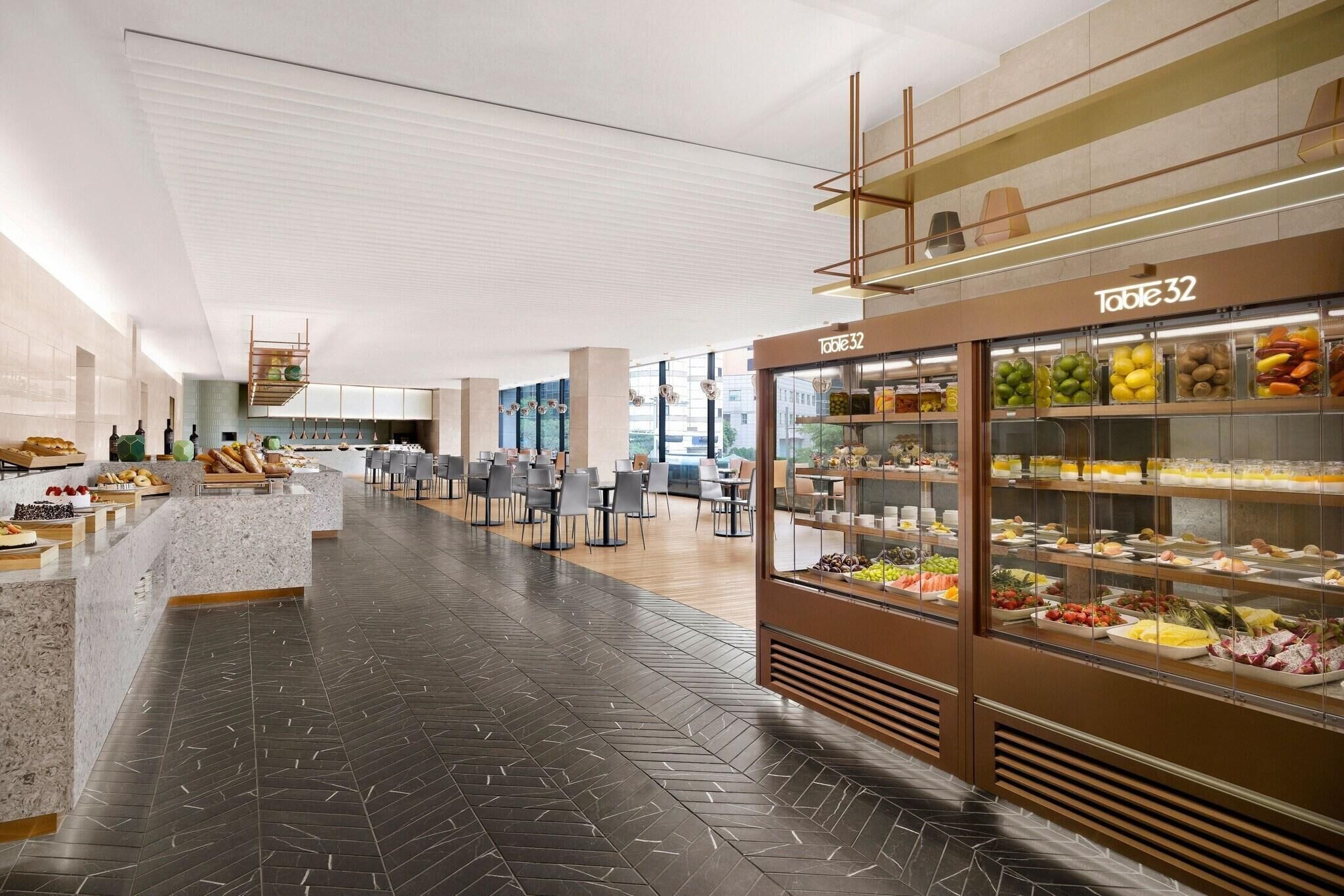 2 restaurants, breakfast served