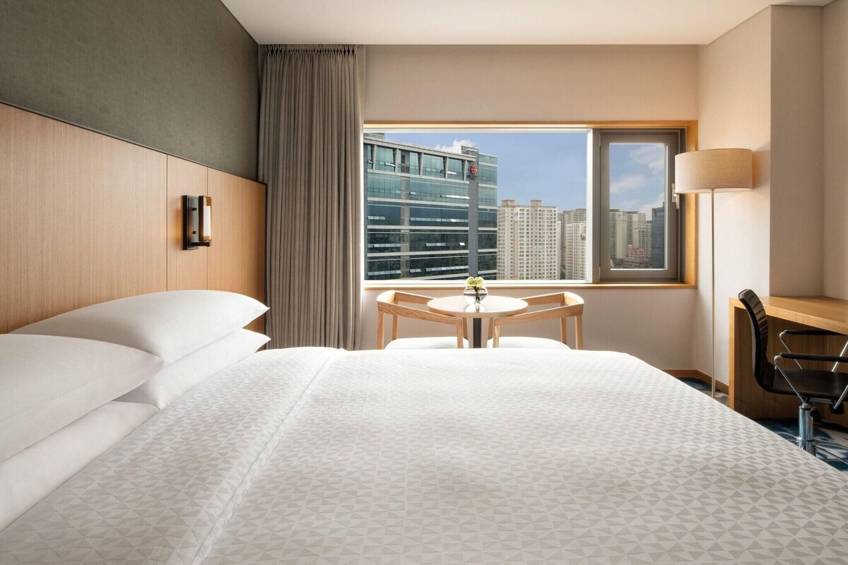 Minibar, in-room safe, desk, blackout drapes