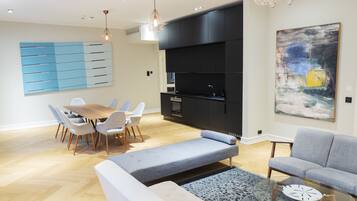 Deluxe-huoneisto | Yksilöllisesti sisustettu, yksilöllisesti kalustettu, työpöytä