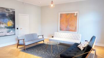 Deluxe Apartment | Individually decorated, individually furnished, desk, blackout curtains