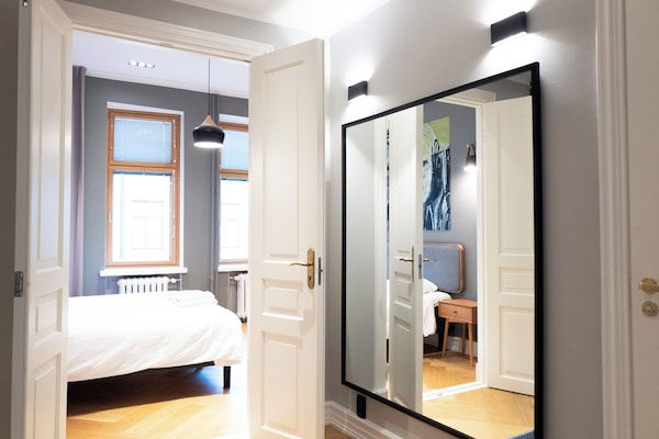 Căn hộ Deluxe | Trang trí khác biệt, trang bị nội thất với thiết kế riêng biệt, bàn