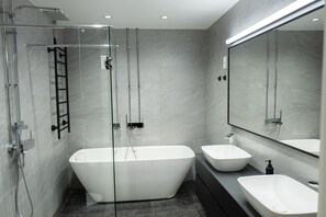 Apartamento Deluxe | Baño | Secador de pelo, bidé, suelo radiante y toallas