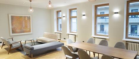Una sala de reuniones moderna con una mesa larga, asientos cómodos y ventanas amplias.