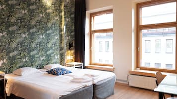 Kahden hengen standard-huone (kaksi sÀnkyÀ) | Yksilöllisesti sisustettu, yksilöllisesti kalustettu, työpöytÀ