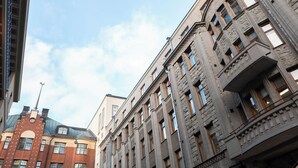 En byggnad med flera våningar och klassiska arkitektoniska detaljer, inklusive fasader i sten och många fönster.