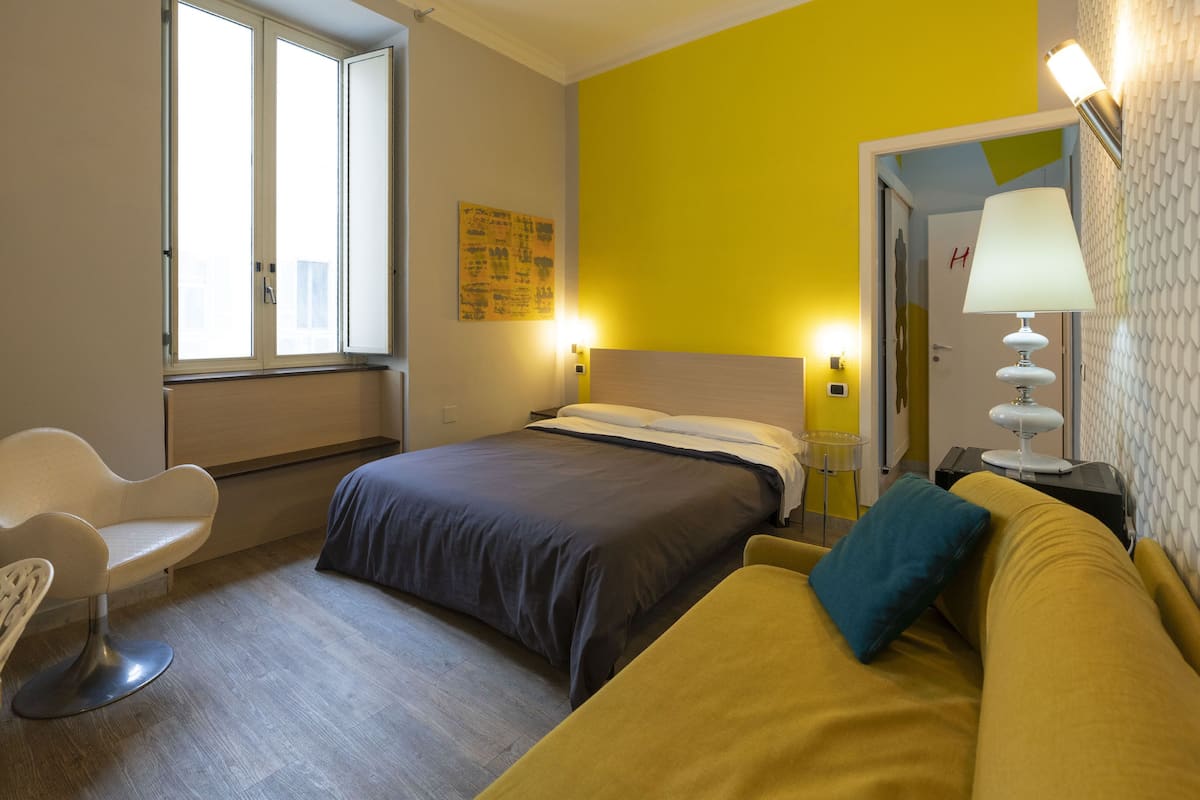 Minibar, safe på rommet, skrivebord og lydisolert