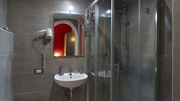 Douche, baignoire relaxante profonde, articles de toilette gratuits
