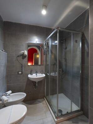 Shower, deep-soaking bathtub, free toiletries, hair dryer - H Rooms Boutique Hotel (Naples)