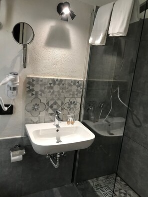 Shower, deep-soaking bathtub, free toiletries, hair dryer - H Rooms Boutique Hotel (Naples)